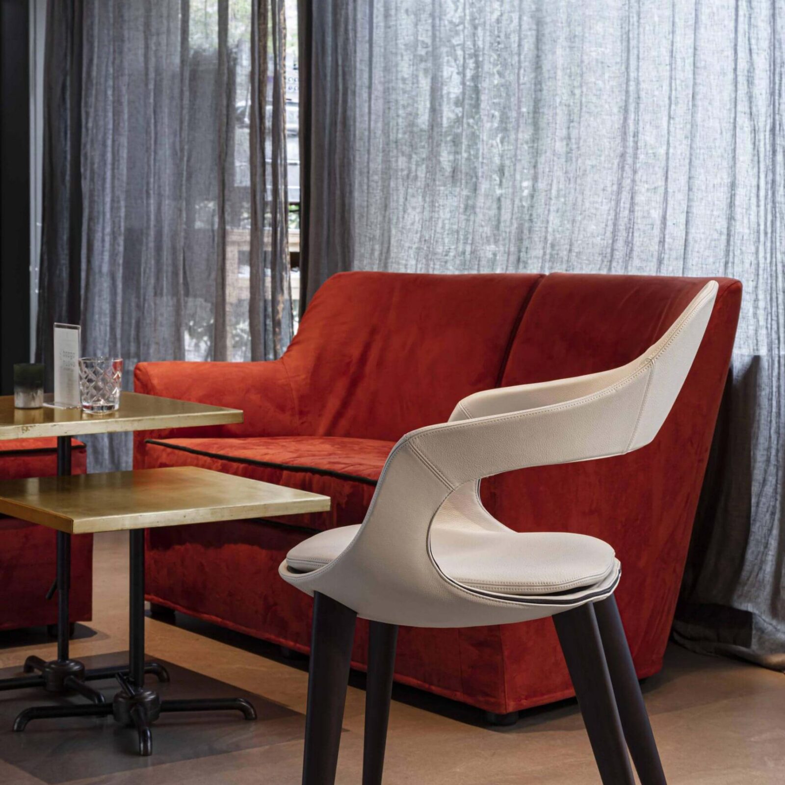 Lomacasa_Pellizzoni_Frenchkiss-Armchair_Gallery-2